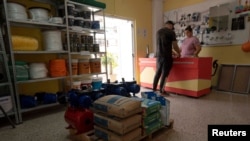 Una empleada atiende a un cliente en una tienda privada de materiales de construcción en La Habana, Cuba, el 11 de julio de 2024. REUTERS/Alexandre Meneghini/Foto de archivo